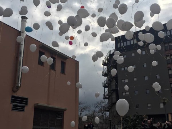 Giornata nazionale contro il cancro infantile: lanciati centinaia di palloncini