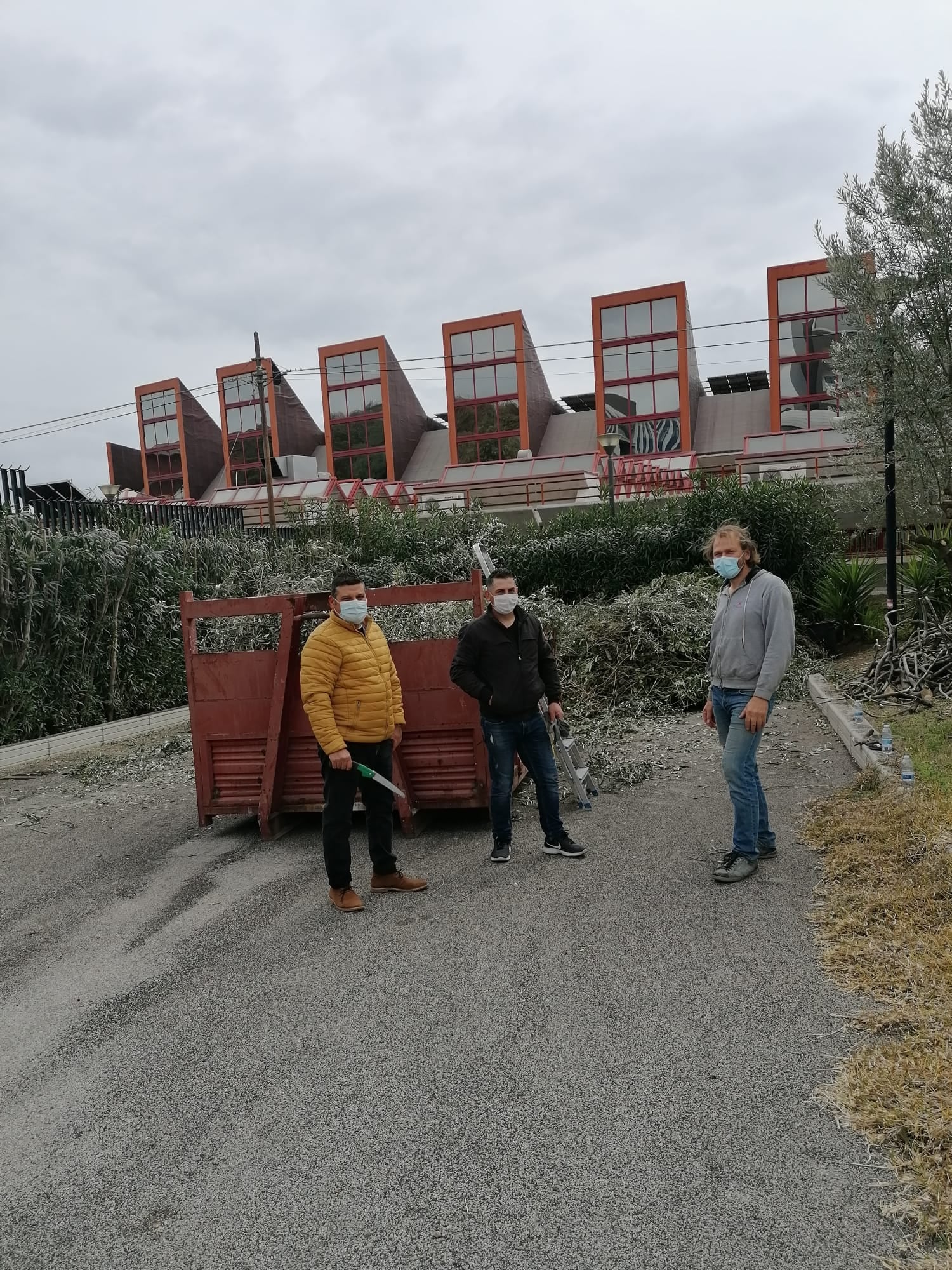 I GENITORI DEI GUERRIERI AL LAVORO IN CASETTA